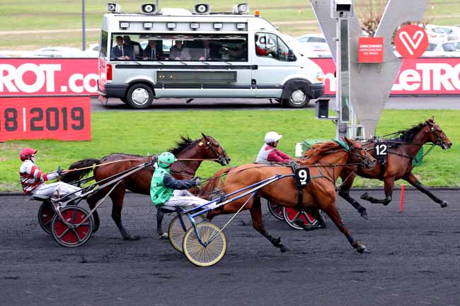 Photo d'arrivée de la course pmu PRIX MAURICE DE GHEEST à PARIS-VINCENNES le Samedi 12 janvier 2019