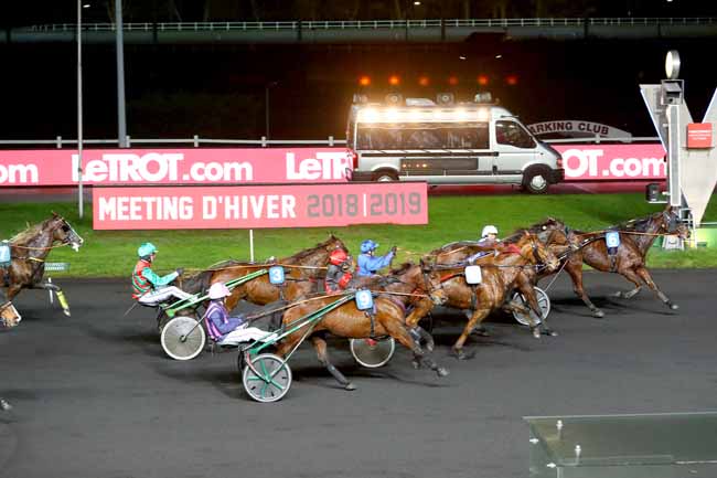 Photo d'arrivée de la course pmu PRIX DE MAUQUENCHY à PARIS-VINCENNES le Samedi 12 janvier 2019