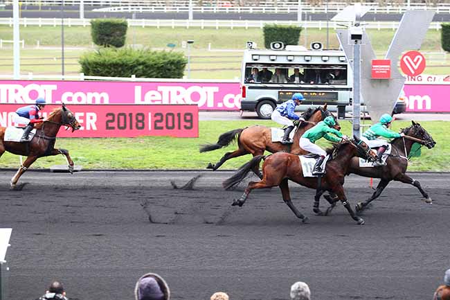 Photo d'arrivée de la course pmu PRIX DE PUY GUILLAUME à PARIS-VINCENNES le Lundi 28 janvier 2019