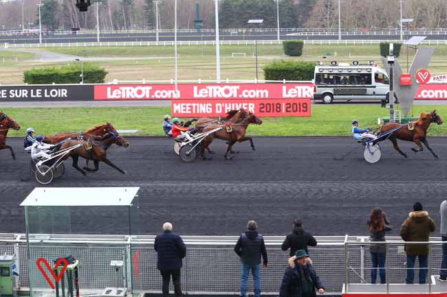 Photo d'arrivée de la course pmu PRIX DE LA CHARTRE-SUR-LE-LOIR à PARIS-VINCENNES le Lundi 4 février 2019