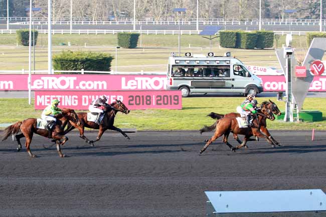 Photo d'arrivée de la course pmu PRIX DE LAUZUN à PARIS-VINCENNES le Jeudi 21 février 2019