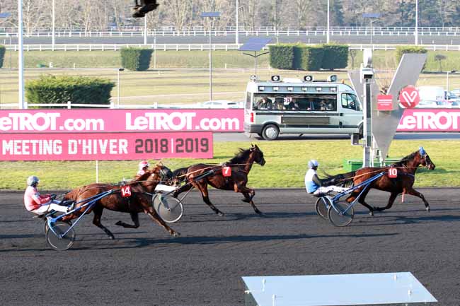 Photo d'arrivée de la course pmu PRIX DE PONT-L'EVEQUE à PARIS-VINCENNES le Jeudi 21 février 2019