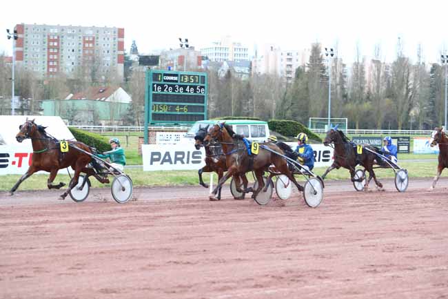 Photo d'arrivée de la course pmu GRAND NATIONAL DU TROT PARIS-TURF à AMIENS le Mercredi 6 mars 2019