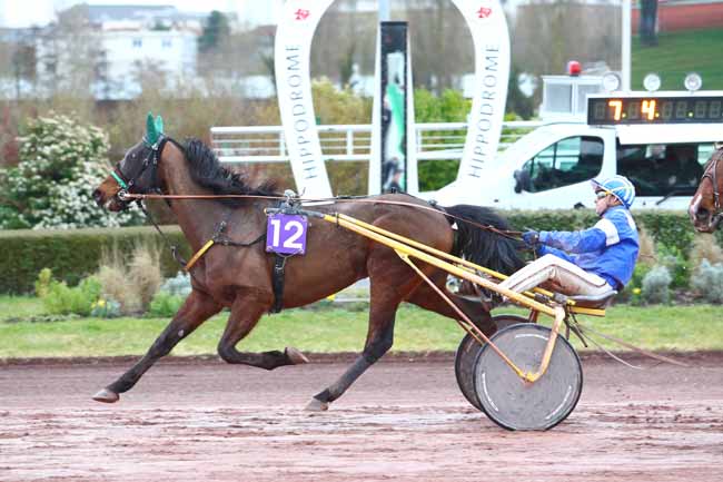 Photo d'arrivée de la course pmu PRIX MOET ET CHANDON à AMIENS le Mercredi 6 mars 2019