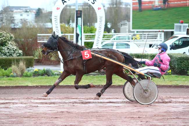 Photo d'arrivée de la course pmu PRIX DE L'UNAT à AMIENS le Mercredi 6 mars 2019