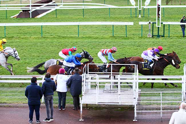 Photo d'arrivée de la course pmu PRIX DU MONT SAINT-PIERRE à COMPIEGNE le Mercredi 6 mars 2019