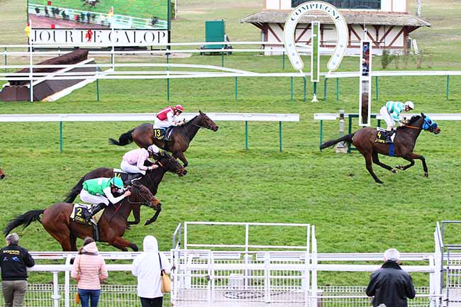 Photo d'arrivée de la course pmu PRIX CARREFOUR DE L'ARMISTICE à COMPIEGNE le Mercredi 6 mars 2019