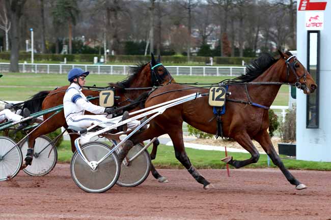Photo d'arrivée de la course pmu PRIX DE NANTERRE à ENGHIEN le Vendredi 8 mars 2019