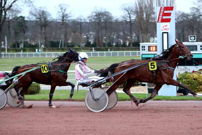 Photo d'arrivée de la course pmu PRIX DE SAINT-PIERRE-LE-MOUTIER à ENGHIEN le Vendredi 8 mars 2019