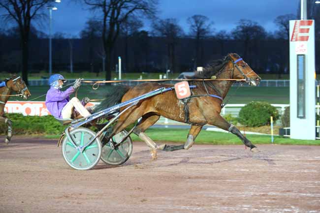 Photo d'arrivée de la course pmu PRIX DE PREUILLY à ENGHIEN le Jeudi 14 mars 2019