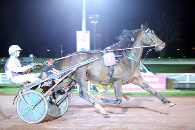 Photo d'arrivée de la course pmu PRIX DU BEAUJOLAIS à ENGHIEN le Jeudi 14 mars 2019