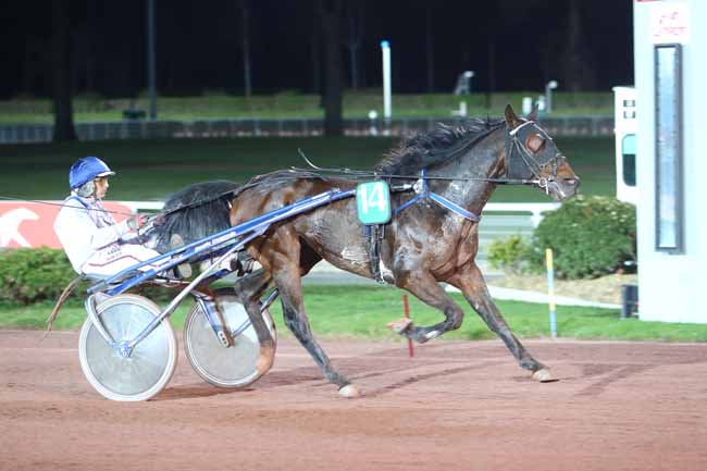 Photo d'arrivée de la course pmu PRIX DE CHENNEVIERES à ENGHIEN le Mardi 19 mars 2019