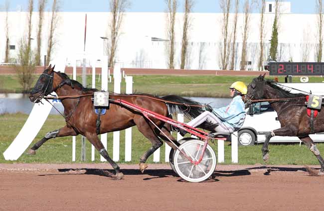 Photo d'arrivée de la course pmu PRIX ENTREPRISE MALET à AGEN LE PASSAGE le Mercredi 20 mars 2019