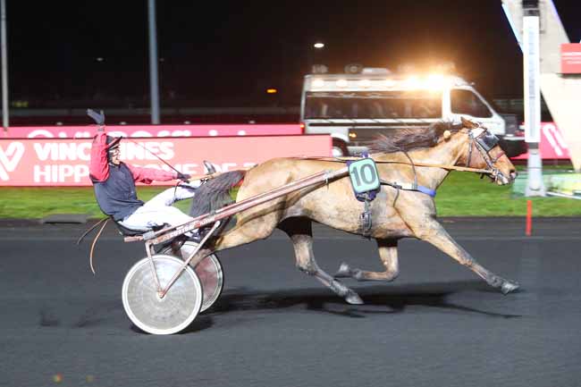 Photo d'arrivée de la course pmu PRIX DRESDA à PARIS-VINCENNES le Vendredi 22 mars 2019