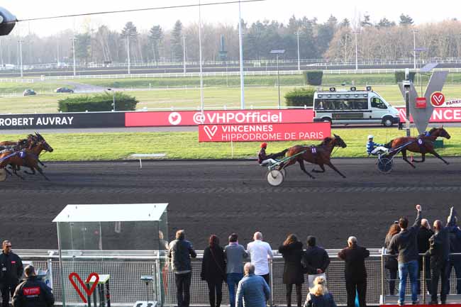 Photo d'arrivée de la course pmu PRIX ROBERT AUVRAY à PARIS-VINCENNES le Samedi 23 mars 2019