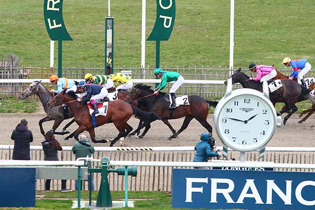 Photo d'arrivée de la course pmu PRIX DU TRICENTENAIRE DES GRANDES ECURIES à CHANTILLY le Jeudi 28 mars 2019