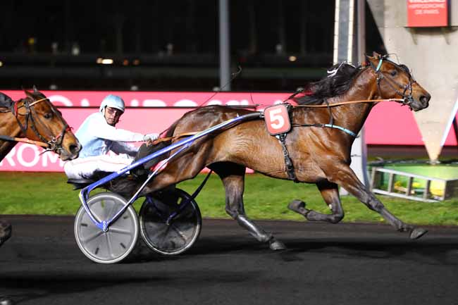 Photo d'arrivée de la course pmu PRIX ADRASTEA à PARIS-VINCENNES le Vendredi 29 mars 2019