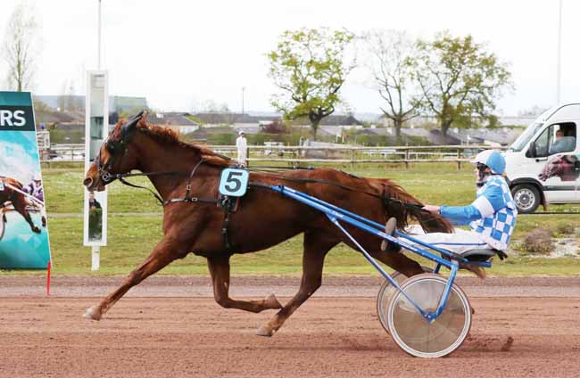 Photo d'arrivée de la course pmu PRIX ROXANE GRIFF à ANGERS le Mercredi 3 avril 2019