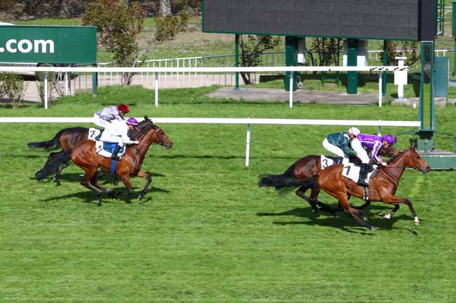 Photo d'arrivée de la course pmu PRIX SICARELLE à SAINT-CLOUD le Jeudi 4 avril 2019