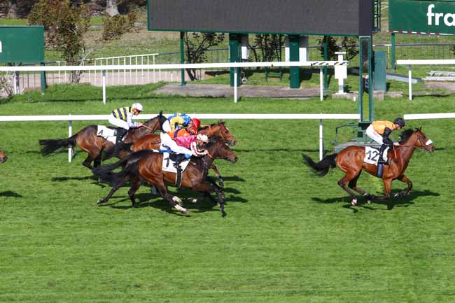 Photo d'arrivée de la course pmu PRIX DE MALIDOR à SAINT-CLOUD le Jeudi 4 avril 2019