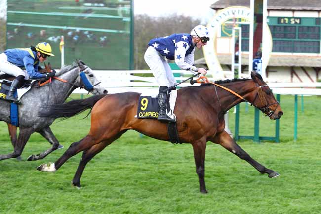Photo d'arrivée de la course pmu PRIX DE LA GARDE IMPERIALE à COMPIEGNE le Vendredi 5 avril 2019