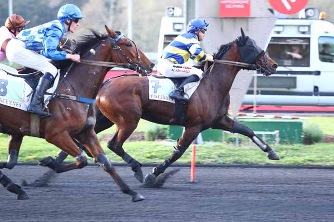Photo d'arrivée de la course pmu PRIX LUMEN à PARIS-VINCENNES le Mardi 9 avril 2019