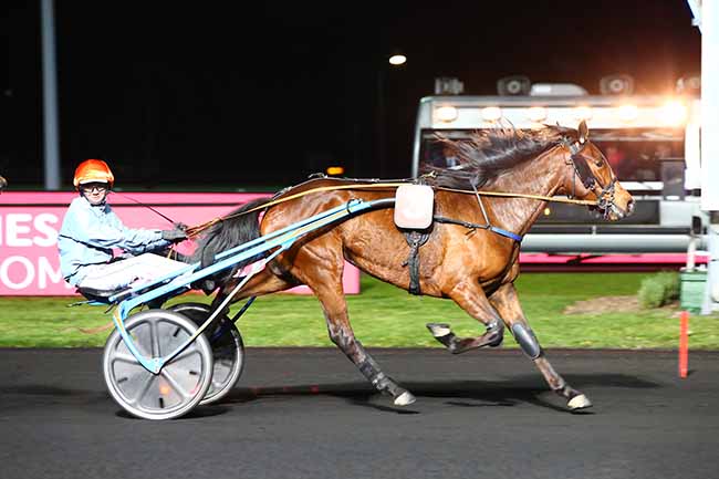 Photo d'arrivée de la course pmu PRIX IZAR à PARIS-VINCENNES le Vendredi 12 avril 2019