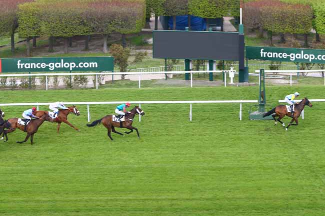 Photo d'arrivée de la course pmu PRIX DE TARNOS à SAINT-CLOUD le Vendredi 12 avril 2019