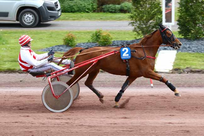 Photo d'arrivée de la course pmu PRIX DE LA VILLE DE VIGNEUX à CORDEMAIS le Mercredi 17 avril 2019