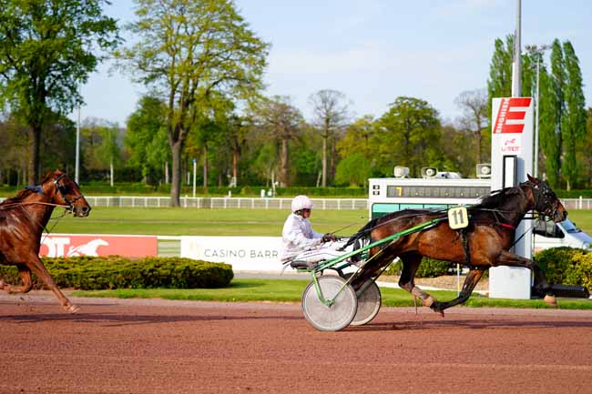 Photo d'arrivée de la course pmu PRIX DE DURAS à ENGHIEN le Jeudi 18 avril 2019