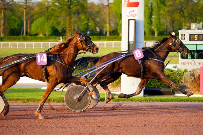 Photo d'arrivée de la course pmu PRIX DE LA PORTE MAILLOT à ENGHIEN le Jeudi 18 avril 2019