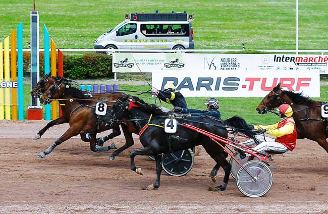 Photo d'arrivée de la course pmu PRIX CHAMPAGNE MOET ET CHANDON à BEAUMONT-DE-LOMAGNE le Mercredi 24 avril 2019