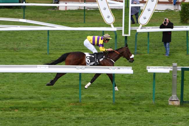 Photo d'arrivée de la course pmu PRIX ACREON à COMPIEGNE le Jeudi 25 avril 2019