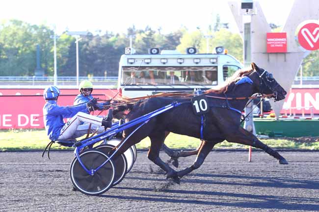 Photo d'arrivée de la course pmu PRIX CLAUDIA à PARIS-VINCENNES le Vendredi 26 avril 2019