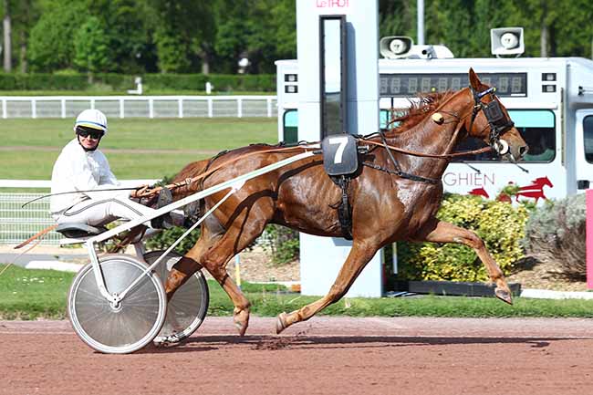Photo d'arrivée de la course pmu PRIX DU PONT LOUIS PHILIPPE à ENGHIEN le Lundi 29 avril 2019