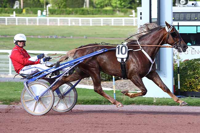 Photo d'arrivée de la course pmu PRIX DU PONT CHARLES DE GAULLE à ENGHIEN le Lundi 29 avril 2019