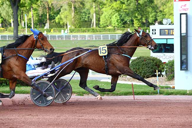 Photo d'arrivée de la course pmu PRIX DES BATIGNOLLES à ENGHIEN le Lundi 29 avril 2019