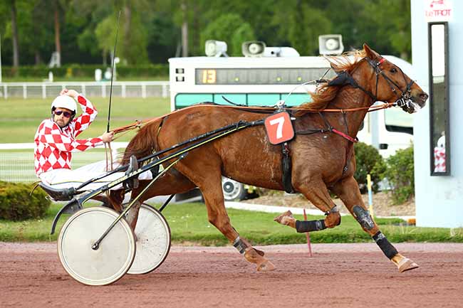 Photo d'arrivée de la course pmu PRIX DE SAINT-SIMON à ENGHIEN le Lundi 29 avril 2019