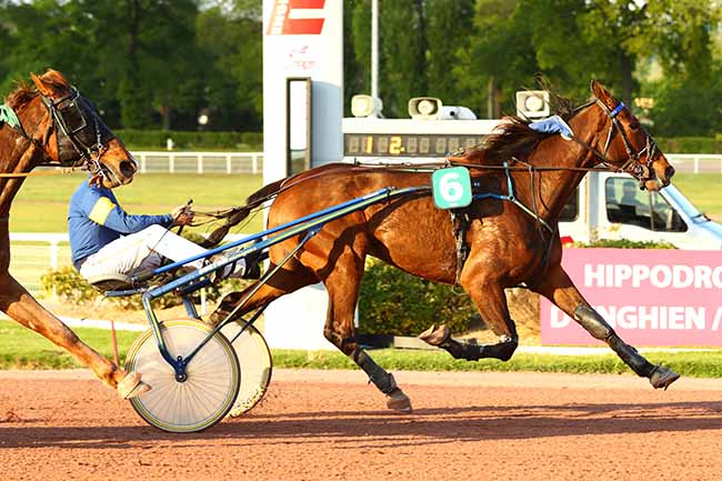 Photo d'arrivée de la course pmu PRIX DE MALBO à ENGHIEN le Lundi 29 avril 2019
