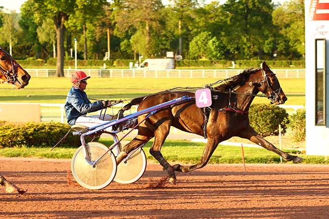 Photo d'arrivée de la course pmu PRIX DU PONT NOTRE-DAME à ENGHIEN le Lundi 29 avril 2019