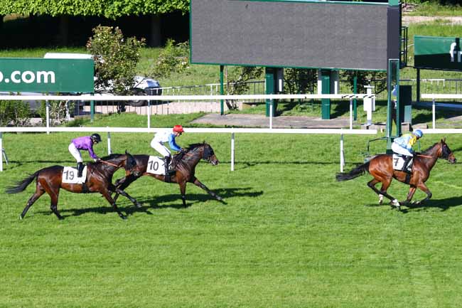 Photo d'arrivée de la course pmu PRIX DE LA VALLEE DU LOT à SAINT-CLOUD le Lundi 13 mai 2019