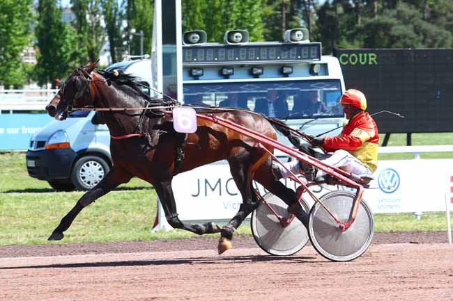 Photo d'arrivée de la course pmu PRIX DE TOULON-SUR-ALLIER à VICHY le Mardi 14 mai 2019