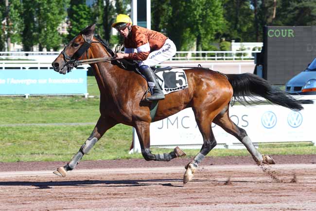 Photo d'arrivée de la course pmu PRIX DE THIERS à VICHY le Mardi 14 mai 2019