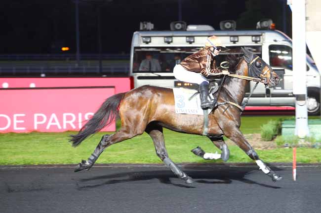 Photo d'arrivée de la course pmu PRIX EMILE NEVEUX à PARIS-VINCENNES le Mardi 21 mai 2019