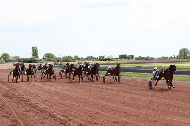 Photo d'arrivée de la course pmu GRAND NATIONAL DU TROT PARIS-TURF à LA CAPELLE le Mercredi 22 mai 2019