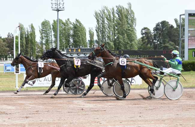 Photo d'arrivée de la course pmu PRIX DE SAINT-REMY-EN-ROLLAT à VICHY le Mardi 4 juin 2019