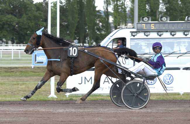 Photo d'arrivée de la course pmu PRIX DU VIVARAIS à VICHY le Mardi 4 juin 2019