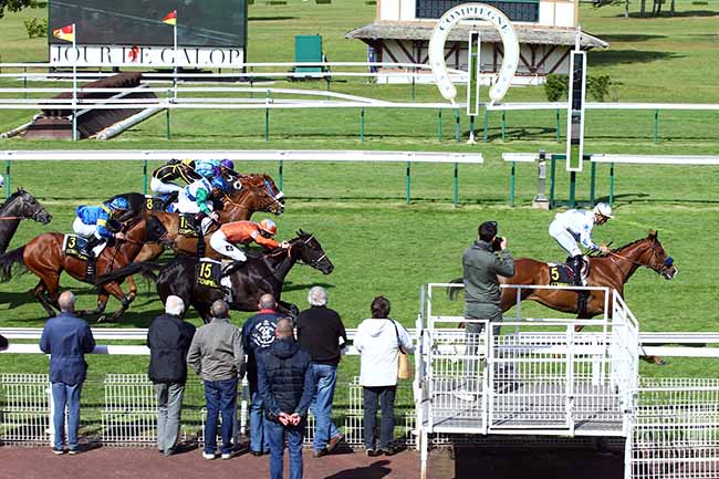 Photo d'arrivée de la course pmu PRIX DES FRONDAISONS à COMPIEGNE le Vendredi 7 juin 2019