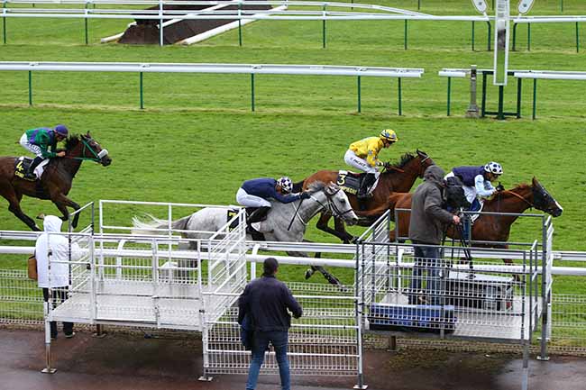 Photo d'arrivée de la course pmu PRIX DU PUITS D'ANTIN à COMPIEGNE le Vendredi 7 juin 2019
