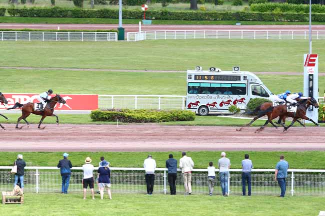 Photo d'arrivée de la course pmu PRIX DE LA PLACE DUPLEIX à ENGHIEN le Samedi 15 juin 2019